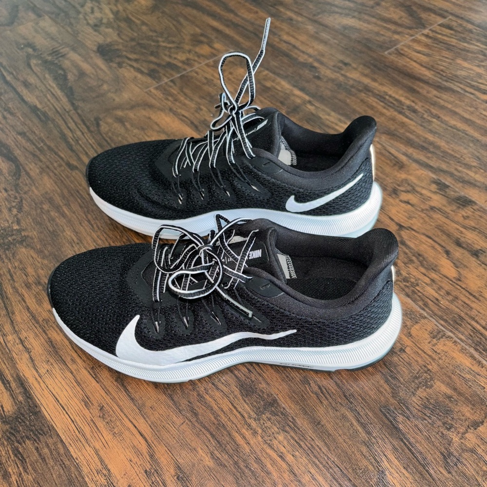 Black Nike sneakers size 6